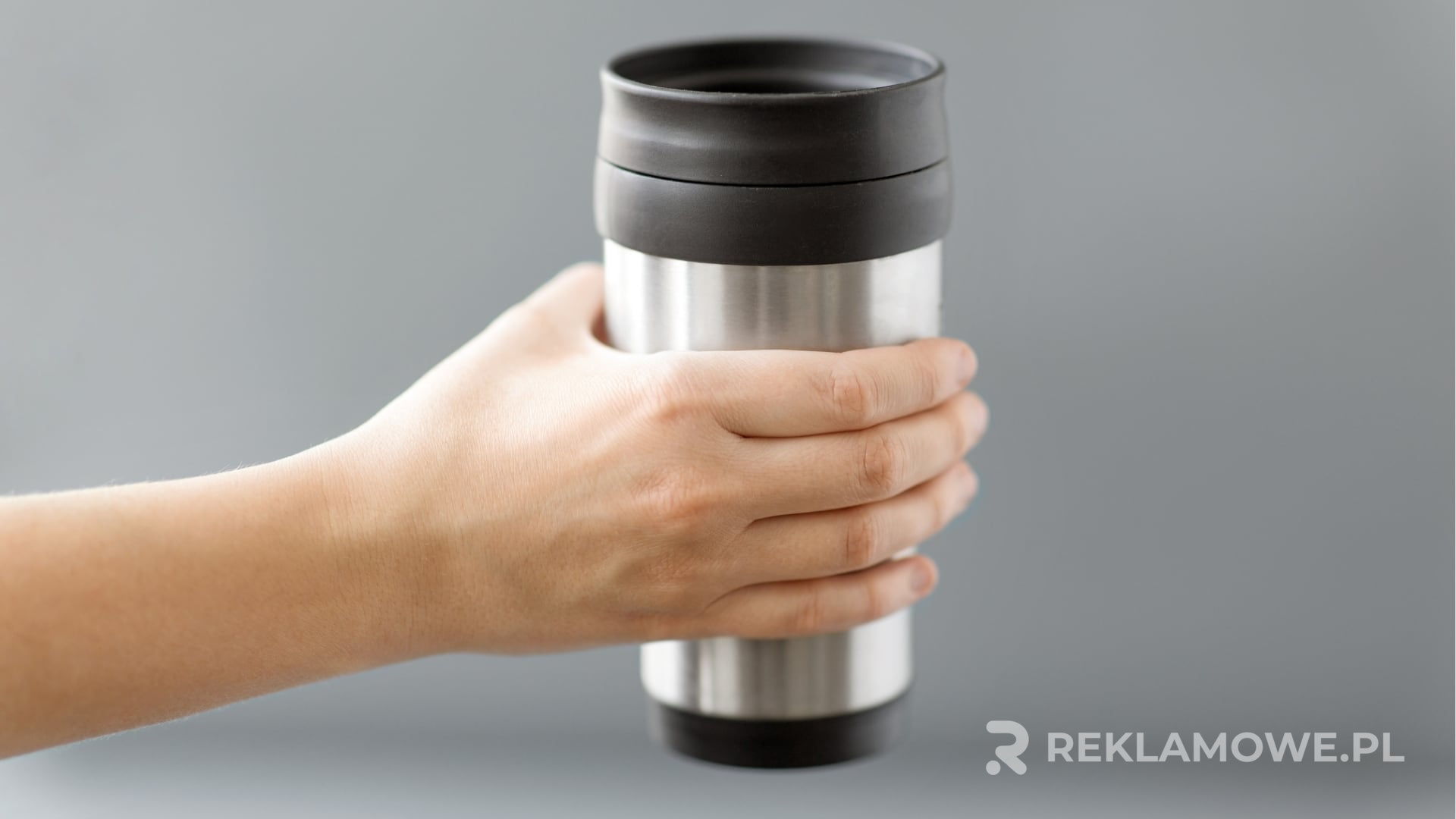 Designerski termos reklamowy na tle biurowym