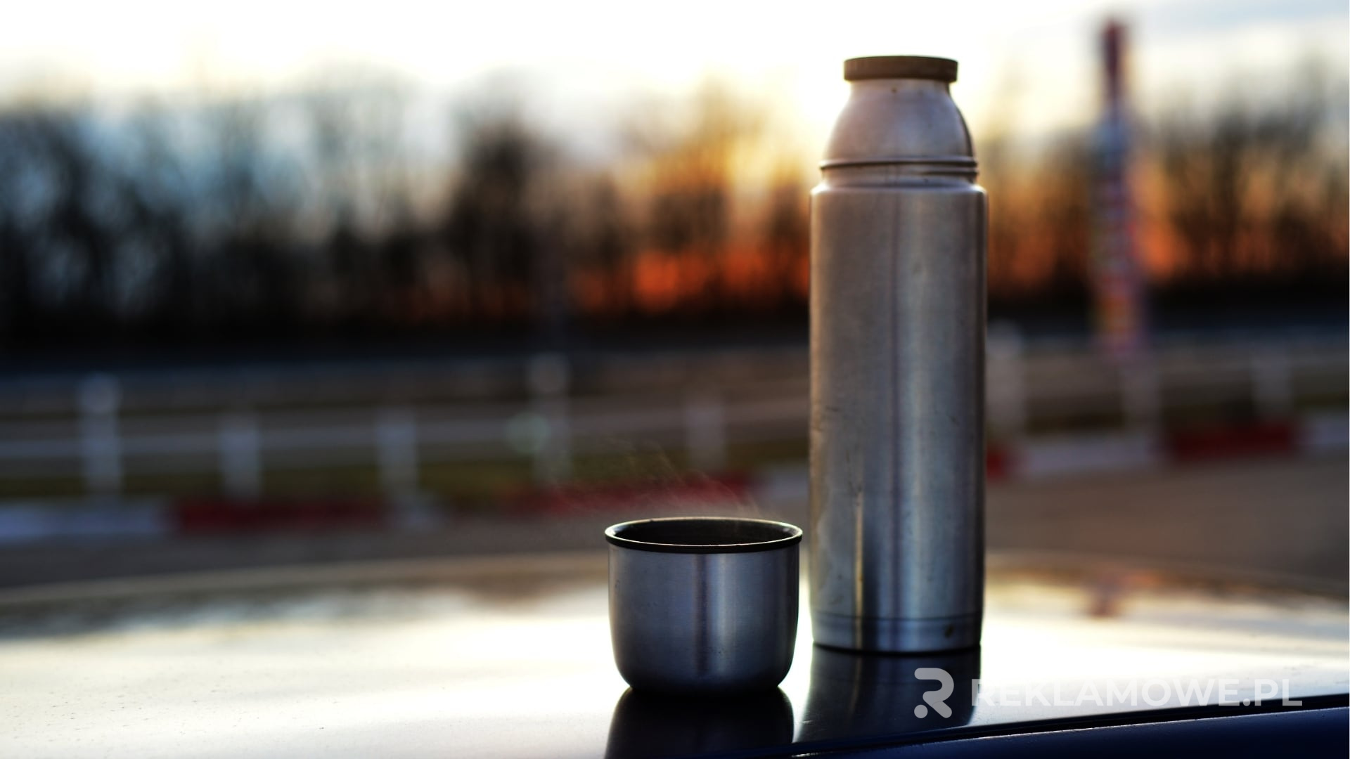 Eko-friendly termos reklamowy w naturalnym otoczeniu