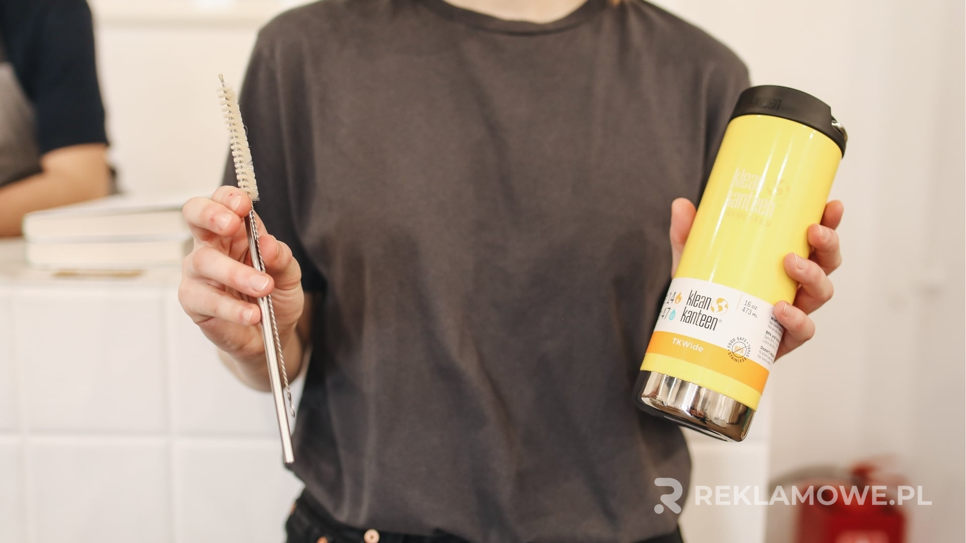 Ekologiczny termos reklamowy na tle natury