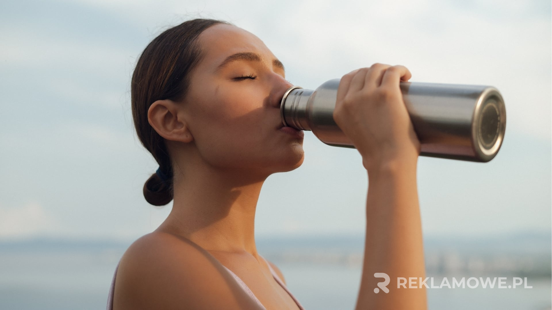 Termos reklamowy na tle krajobrazu