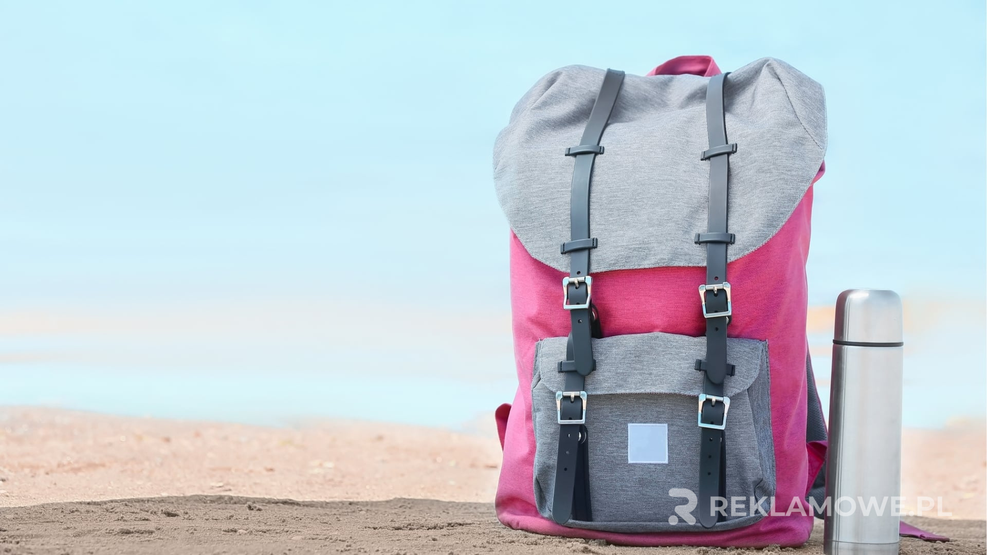 Personalizowany termos reklamowy na tle biurowym