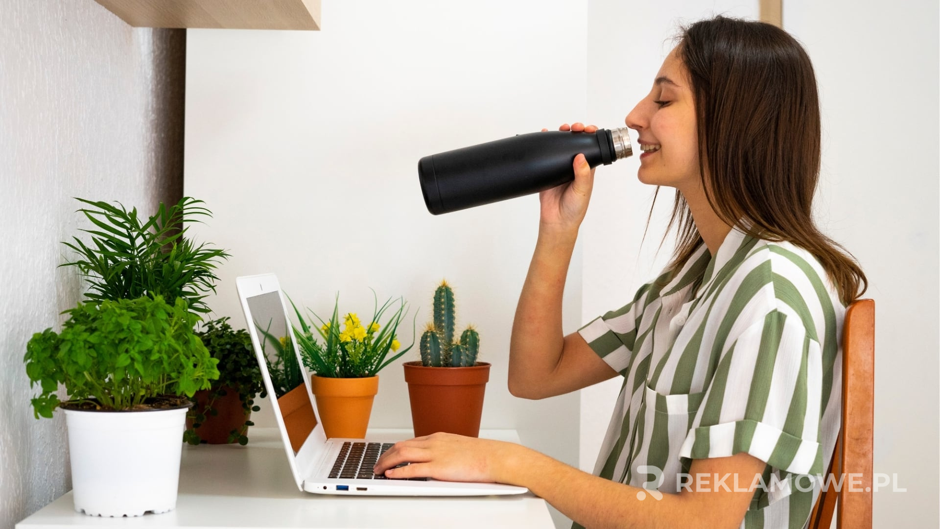 Termos reklamowy na tle biurowym