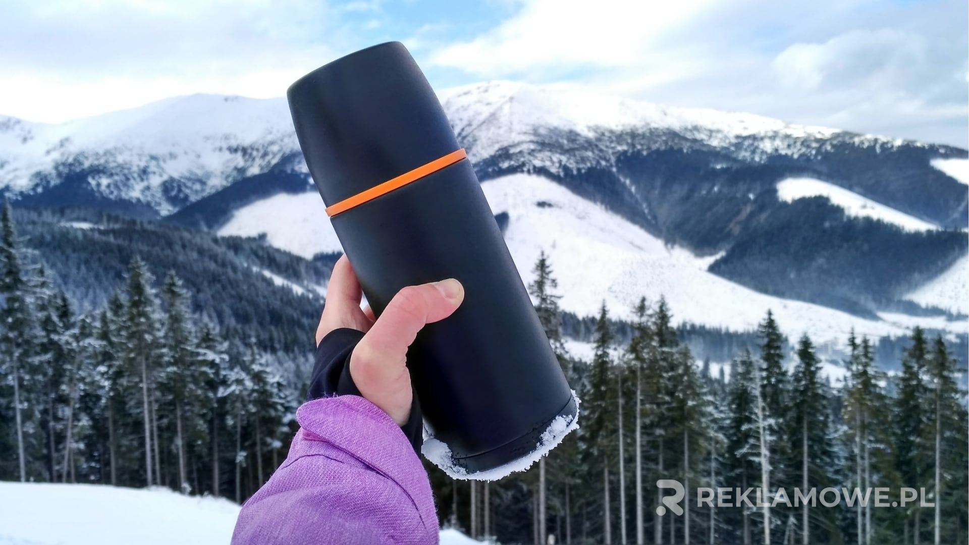 Termos reklamowy używany w trakcie wyprawy turystycznej