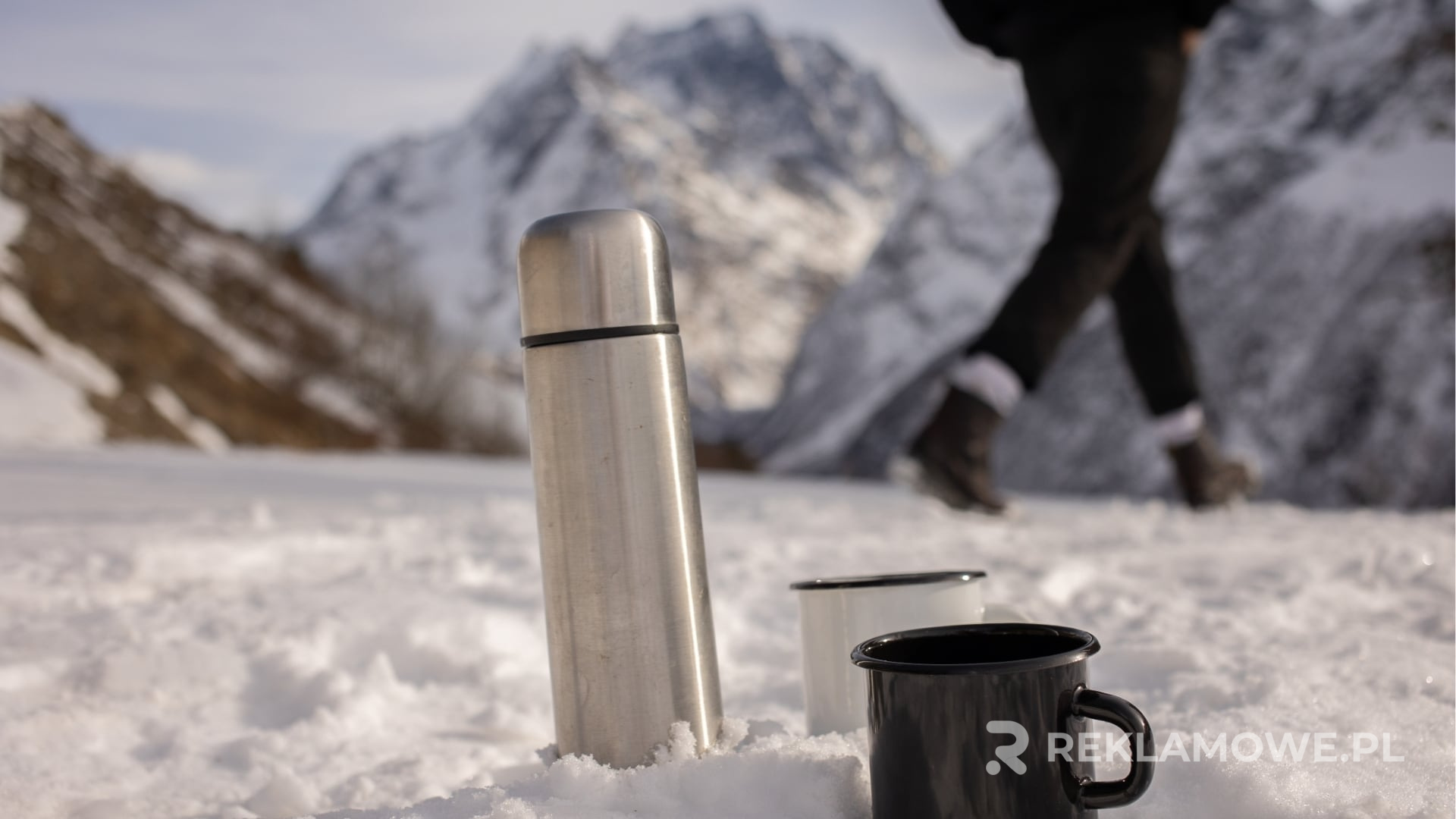 Termosy reklamowe na tle biurowym