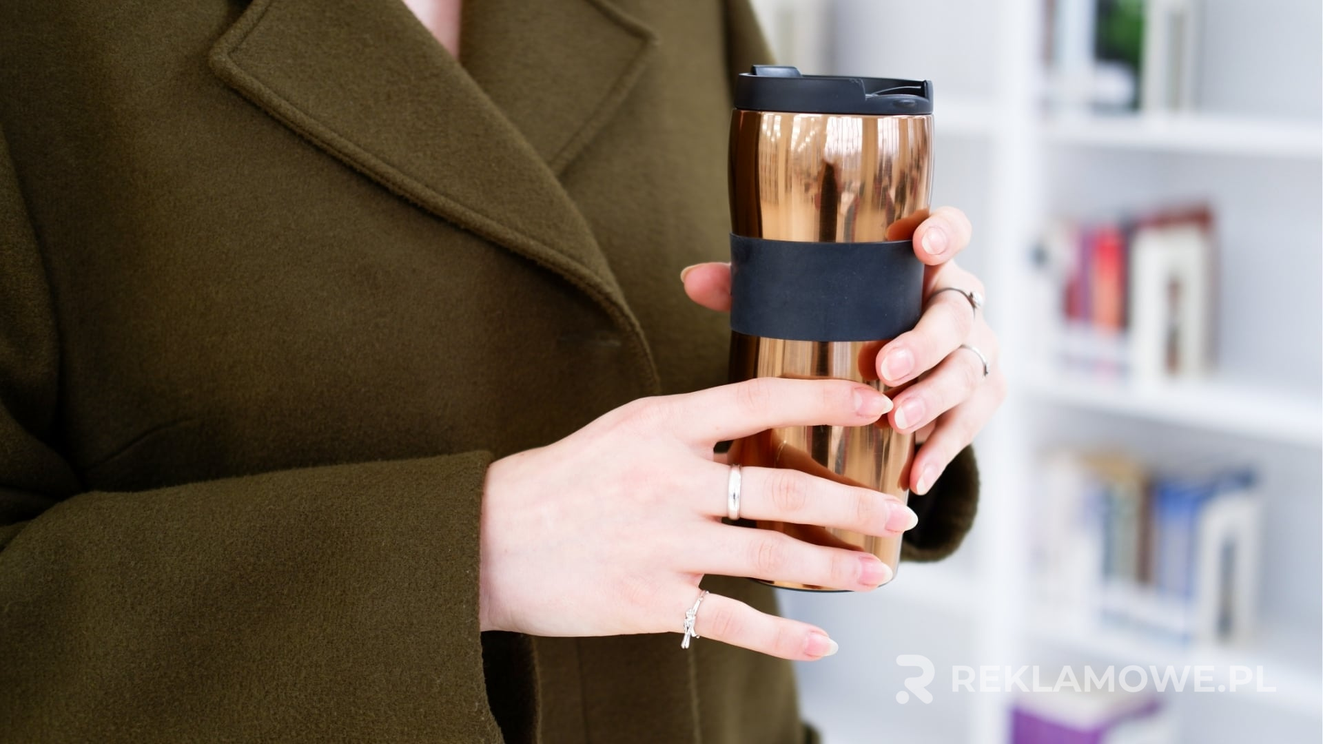 Termosy reklamowe na tle sali lekcyjnej