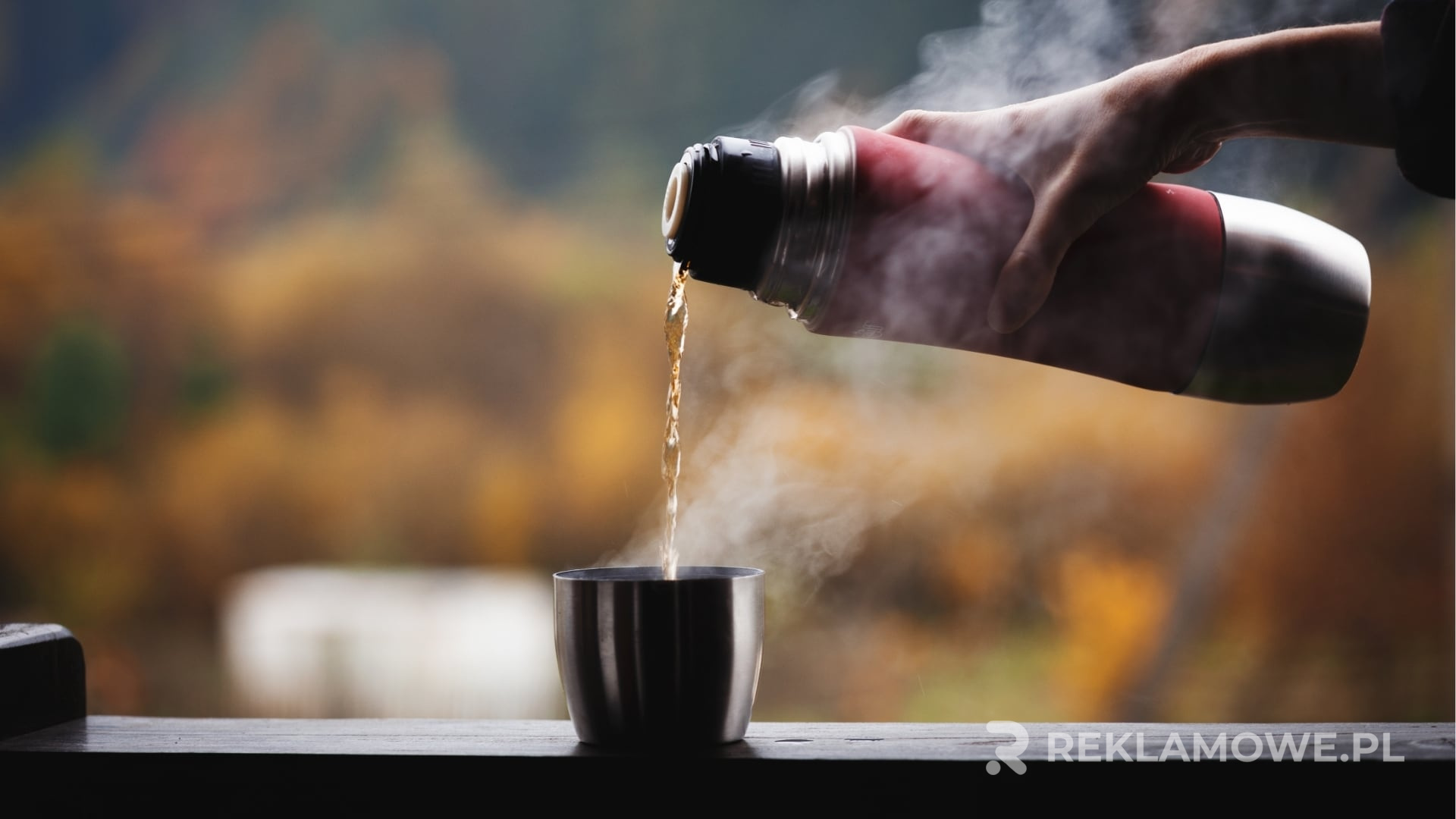 Trendy w designie termosów reklamowych na rok 2025